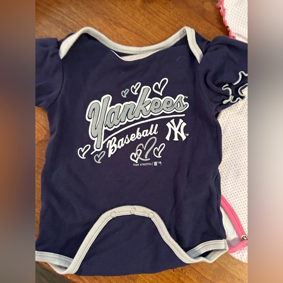 2 Genuine Merchandise Team Athletics New York Yankees onesies 18mos - Picture 3 of 8